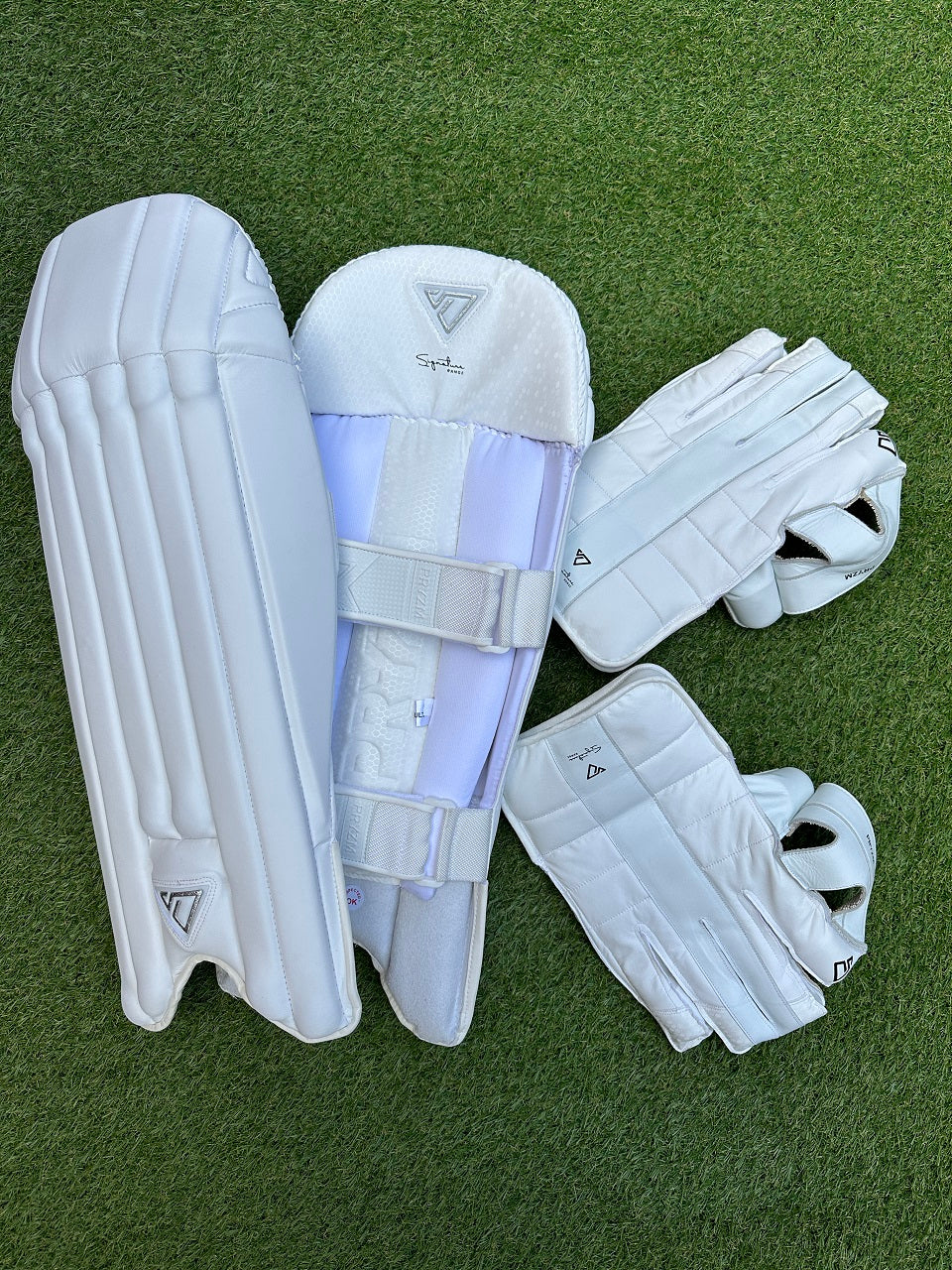 Signature Wicket Keeping Pads & Gloves Bundle