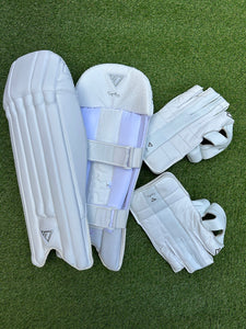 Signature Wicket Keeping Pads & Gloves Bundle