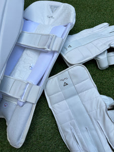 Signature Wicket Keeping Pads & Gloves Bundle