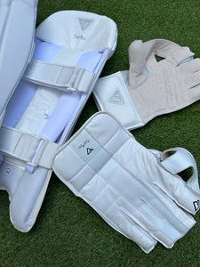 Signature Wicket Keeping Pads & Gloves Bundle